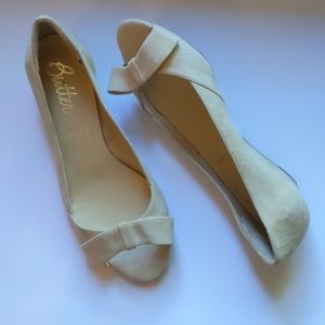 Butter tan suede open toe low wedge shoes-sz 9